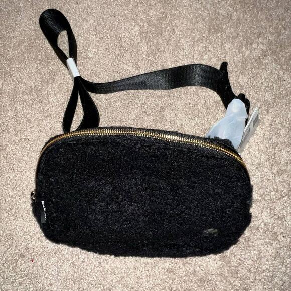 New Lululemon Everywhere Fleece Belt Bag Black 1L - Picture 2 of 9